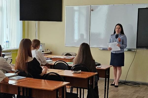 Инспекторы уголовно-исполнительной инспекции провели профориентационные встречи со старшеклассниками.